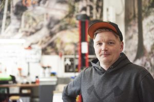 Hauholainen yrittäjä referenssikuvassa maalämpöpumpun asennuksesta.