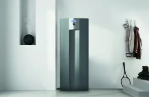 Alpha innotec SWC -maalämpöpumppu huoneen nurkassa.