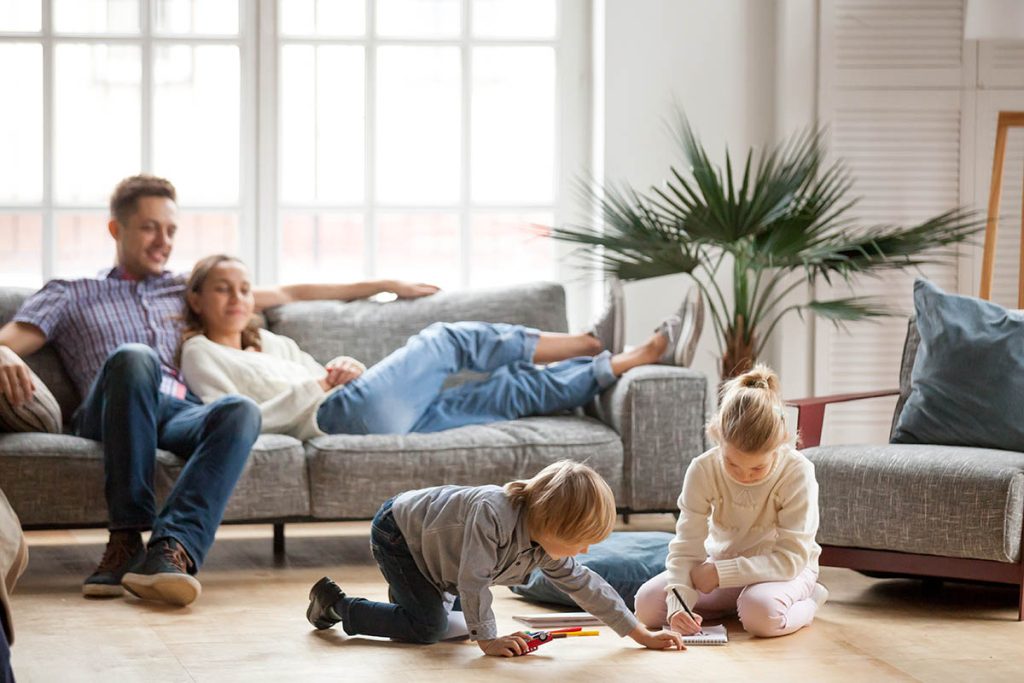 perhe olohuoneessa lasten kanssa
