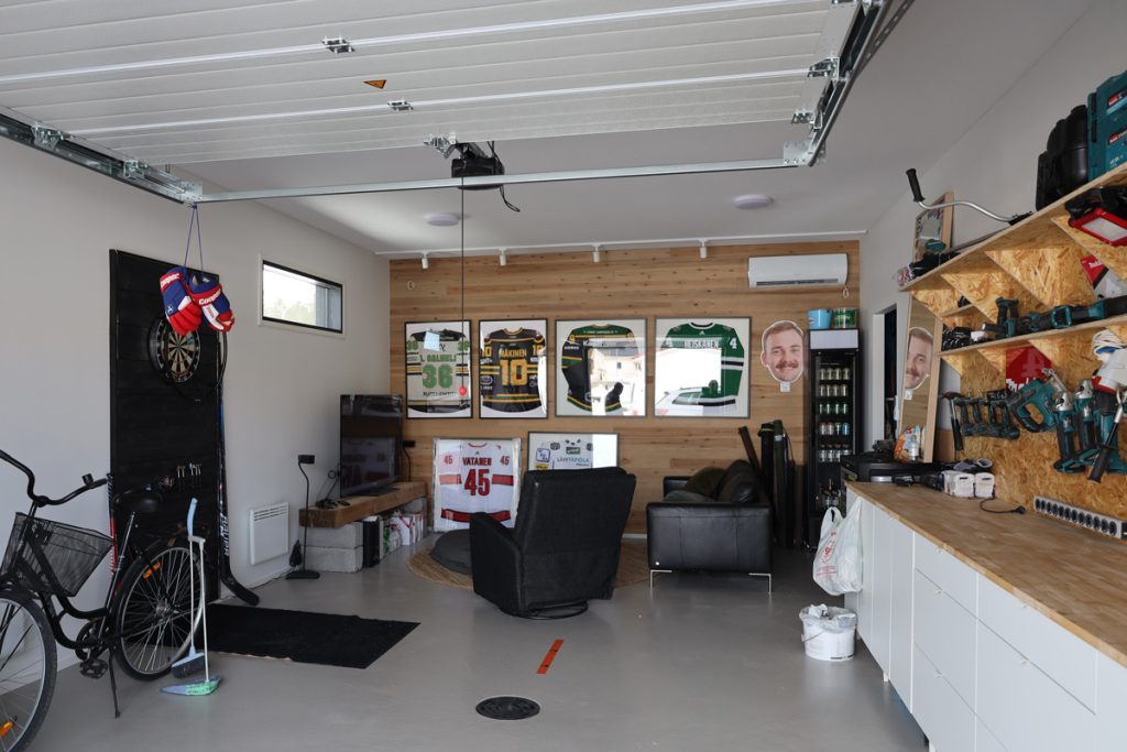 Mancave-tyyppinen autotalli kuvattuna sisältä.