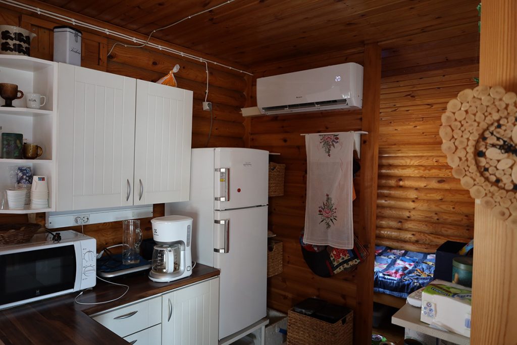 Kesämökin keittiö, jonka seinällä on GREE Pular Nordic -ilmalämpöpumppu.