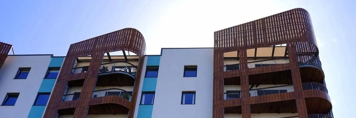 Kerrostalo alhaalta päin kuvattuna.