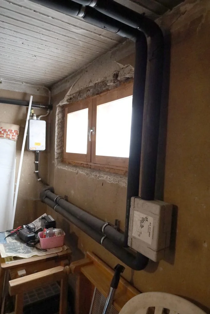 Maalämpöpumpun putkitus.