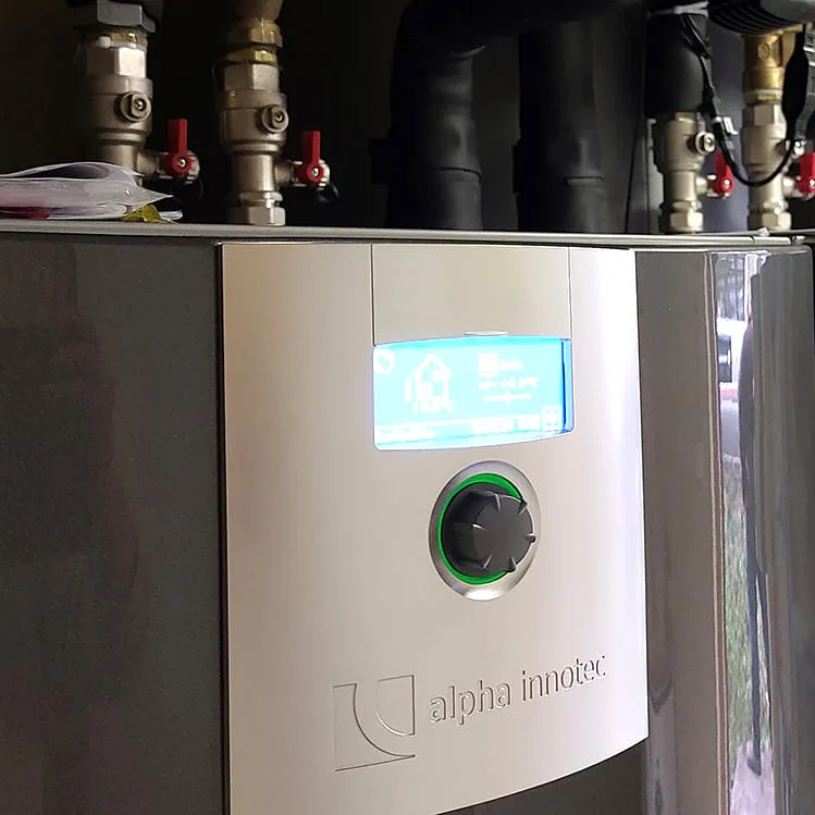 alpha innotec maalämpöpumppu edestä kuvattuna
