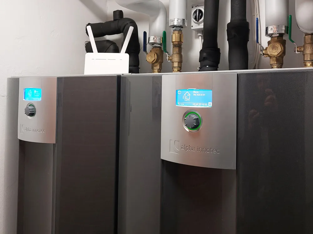 Kaksi alpha innotecin maalämpöpumppua vierekkäin