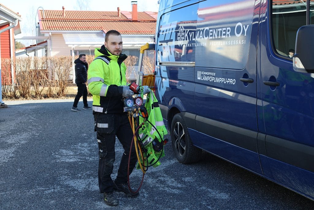 KylmäCenterin asentaja menossa asentamaan GREE SP-X Nordic ilmalämpöpumppua Oulussa