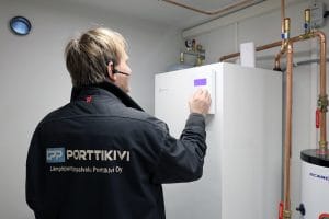 Maalämpöpumpun asentaja tarkistaa maalämpöpumpun toiminnan optimaaliselle tasolle