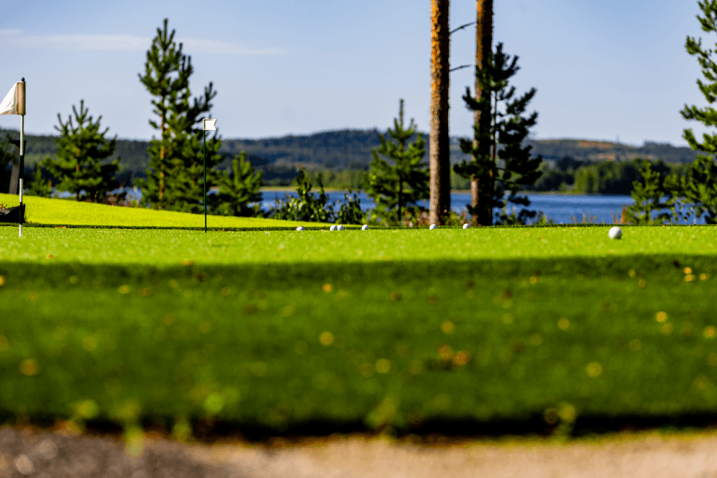 Vihreä nurmialue ja golf-kenttä.