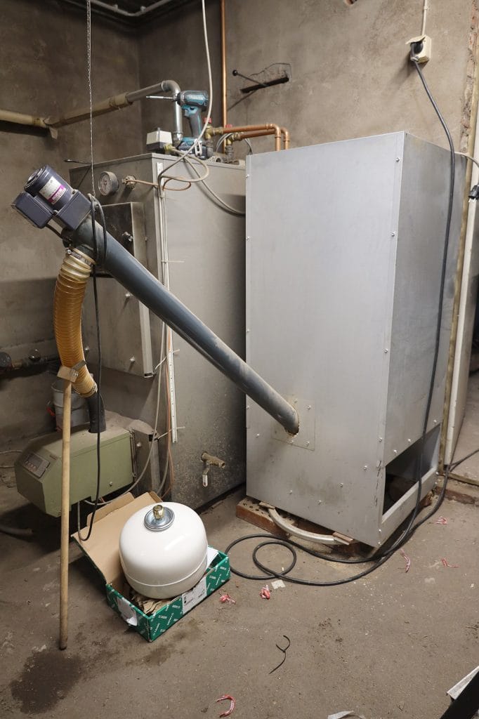 Maalämpöpumppu teknisessä tilassa.