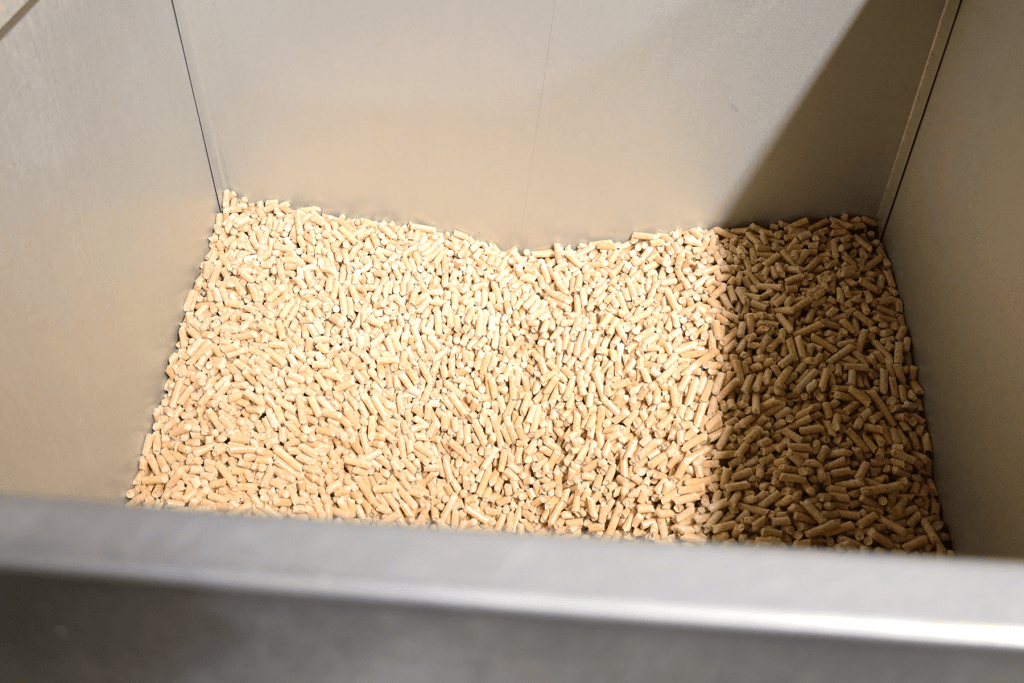 Pellettiä laatikossa.