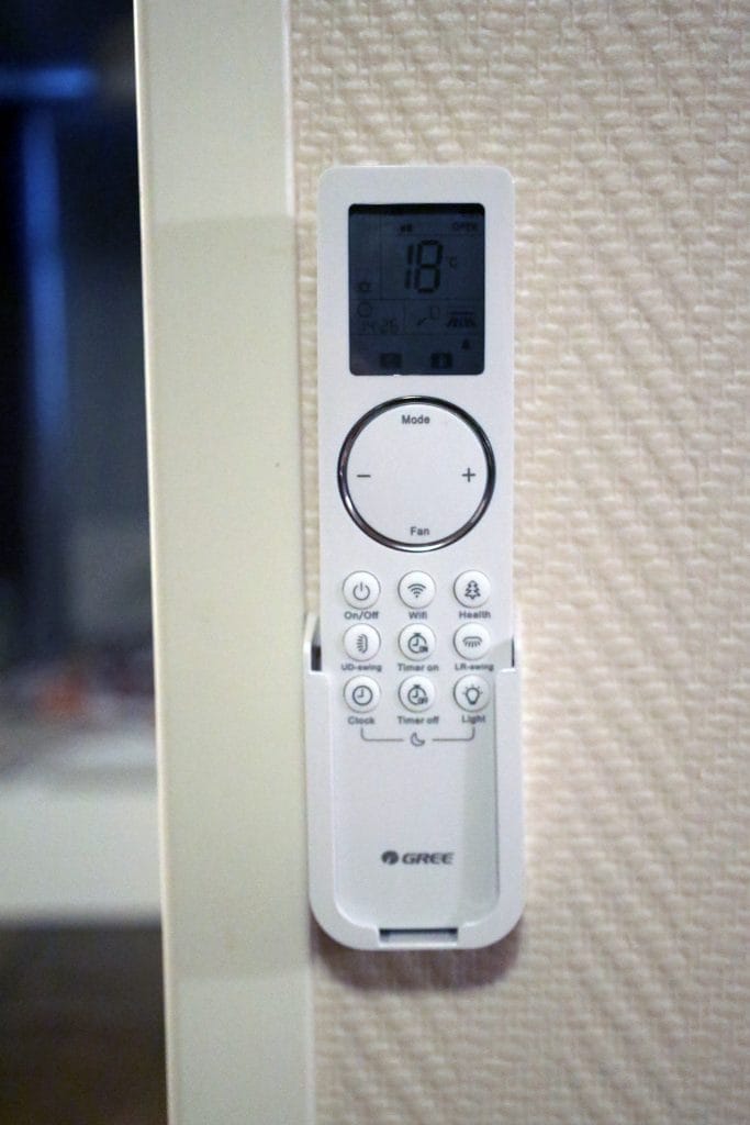 Ilmalämpöpumpun kaukosäädin.