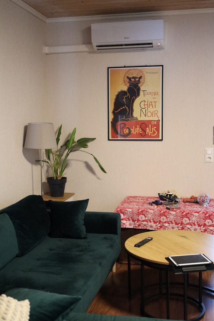 Sisäyksikkö seinälle asennettuna.