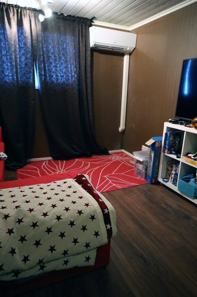 Sisäyksikkö seinälle asennettuna.