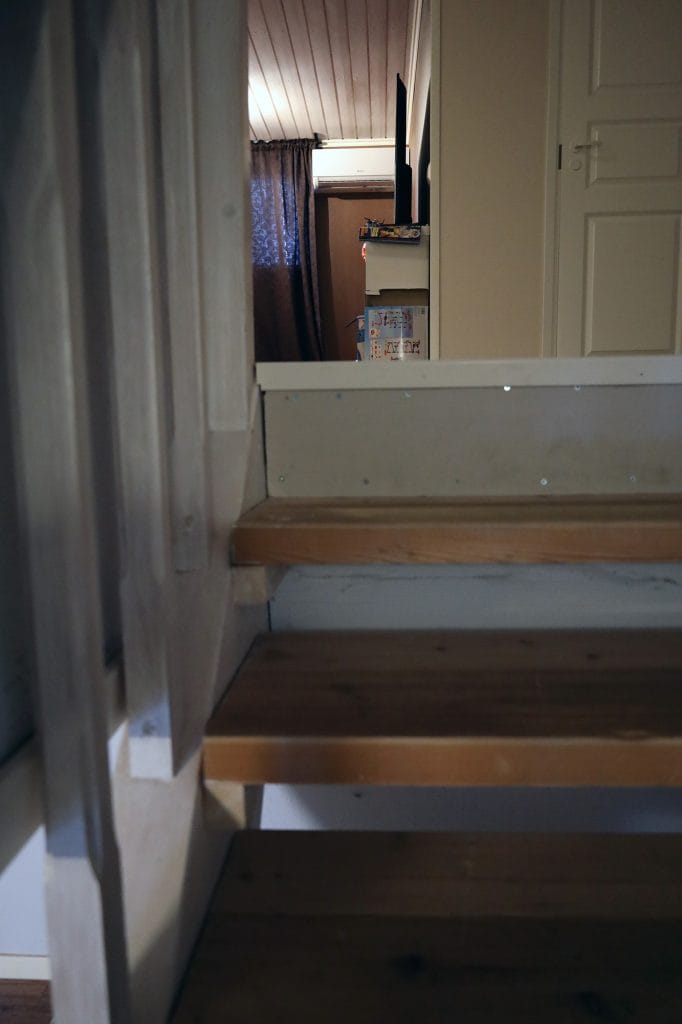 Kuvassa portaat, lämmitys menee molempiin kerroksiin.