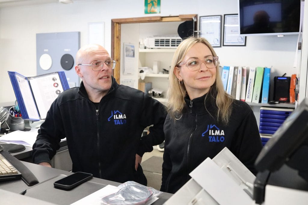 Scanvarmin jälleenmyyjä Ilmatalon henkilökunta poseeraa myymälässä.