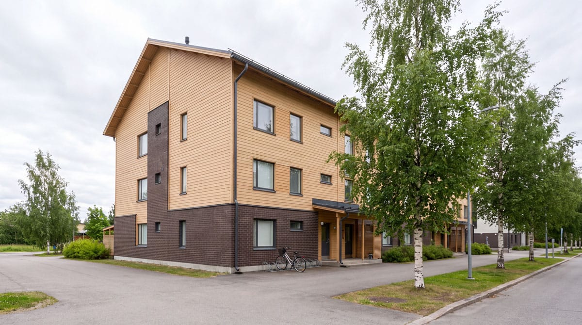 Moderni liike- ja toimistokiinteistö kesäpäivänä