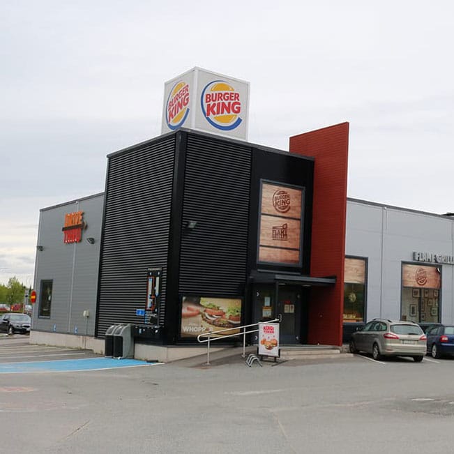 Burger king -ravintola ulkoa päin kuvattuna.